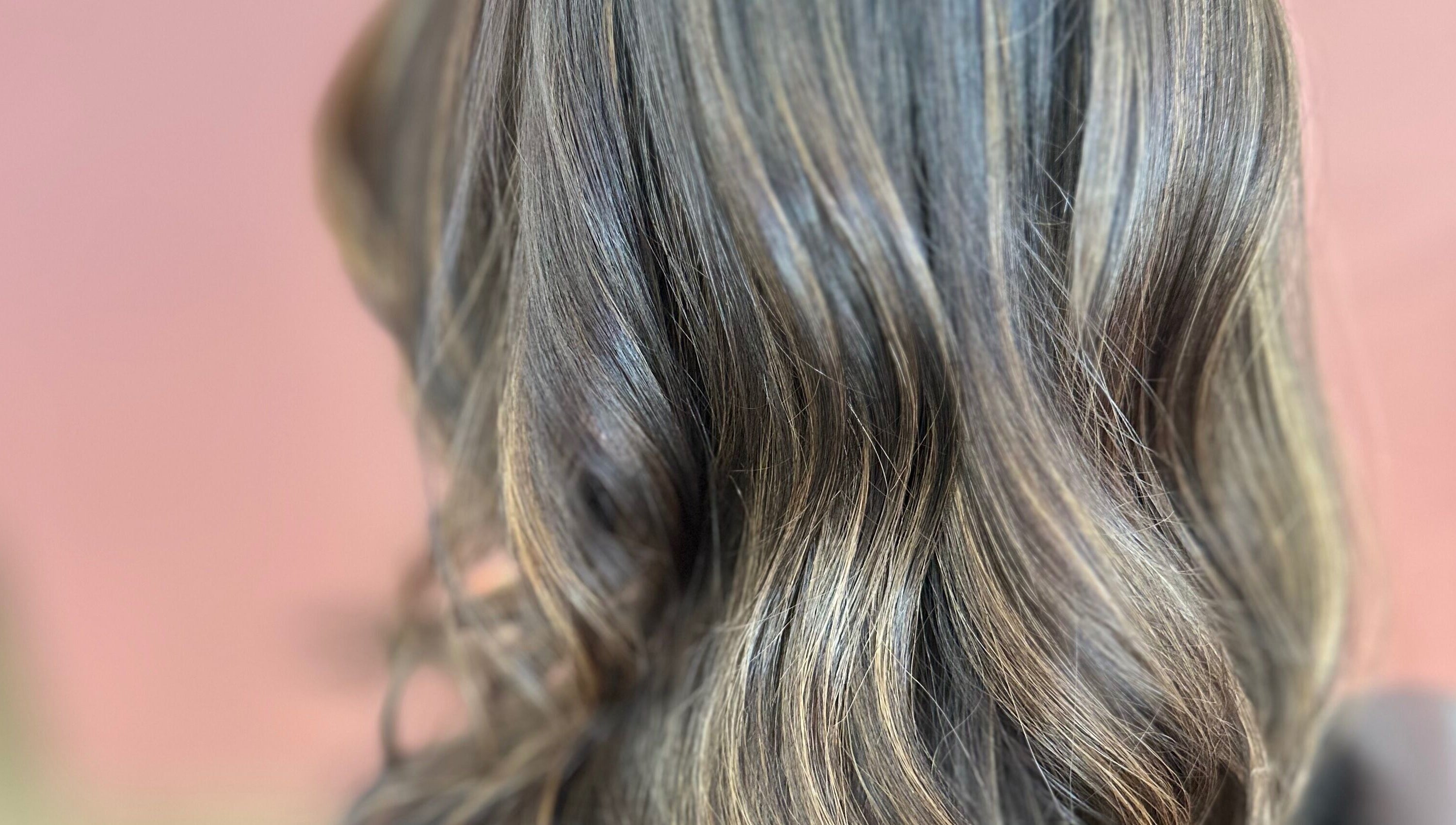 Hermosos reflejos en cabello en Ocean Hair, Cabo Rojo, PR.