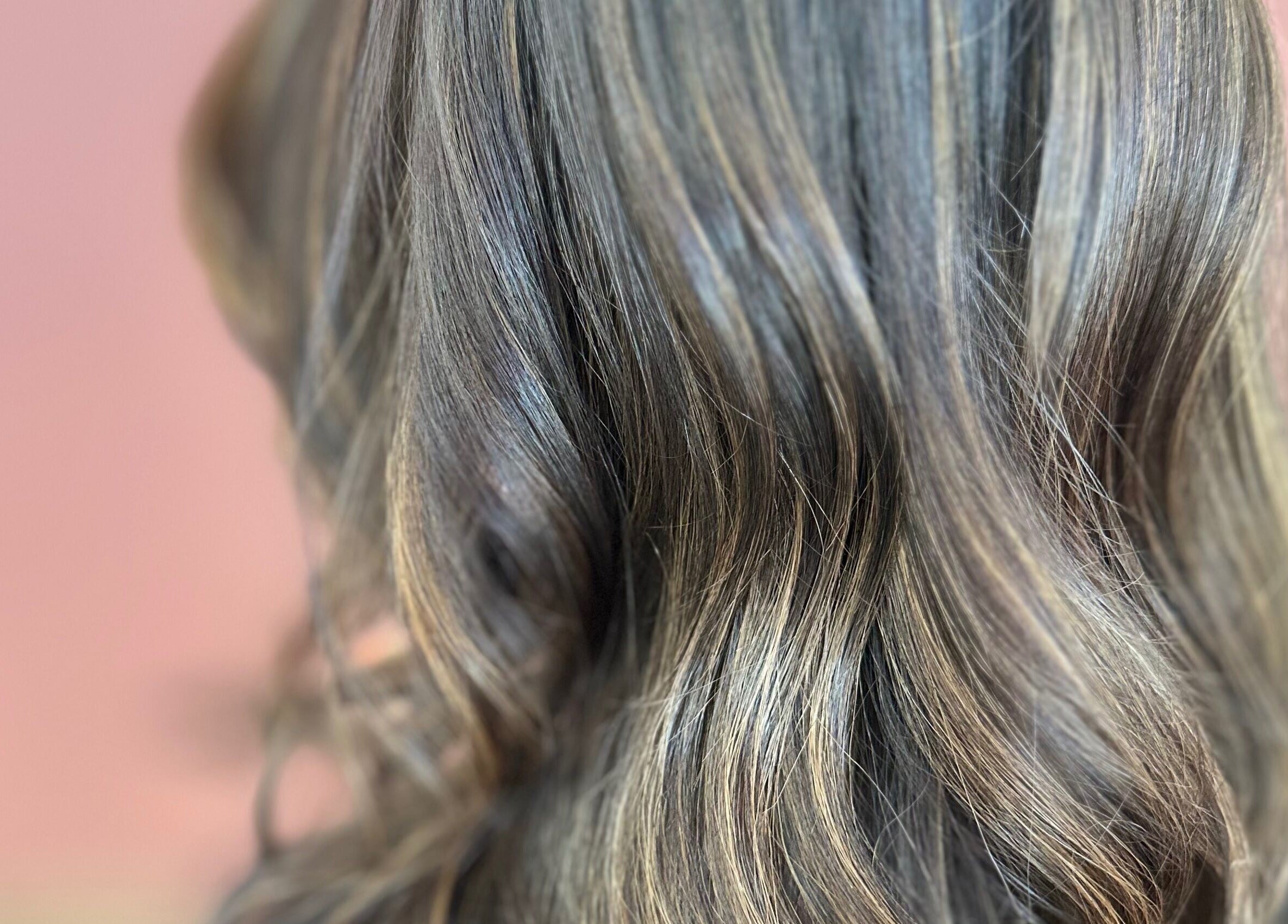 Hermosos reflejos en cabello en Ocean Hair, Cabo Rojo, PR.