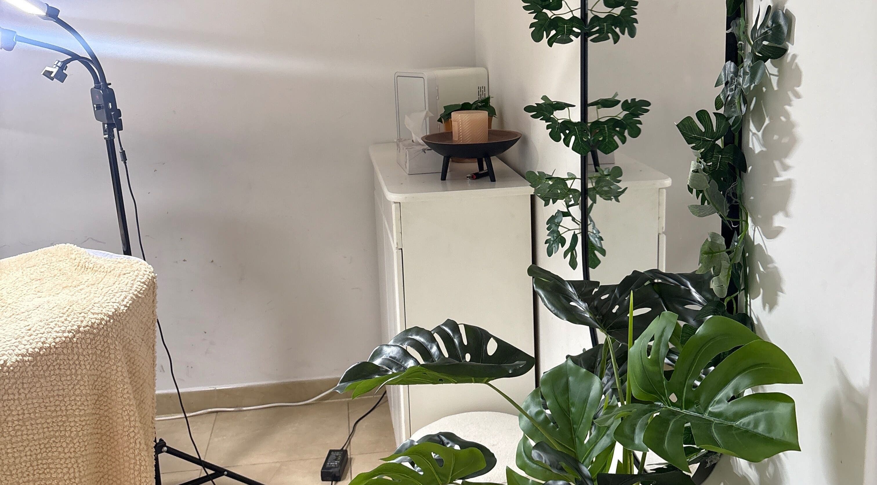 Cantinho acolhedor com plantas no Studio Maria Nascimento, Anderlecht, Bruxelles, BE. Ambiente sereno e natural.