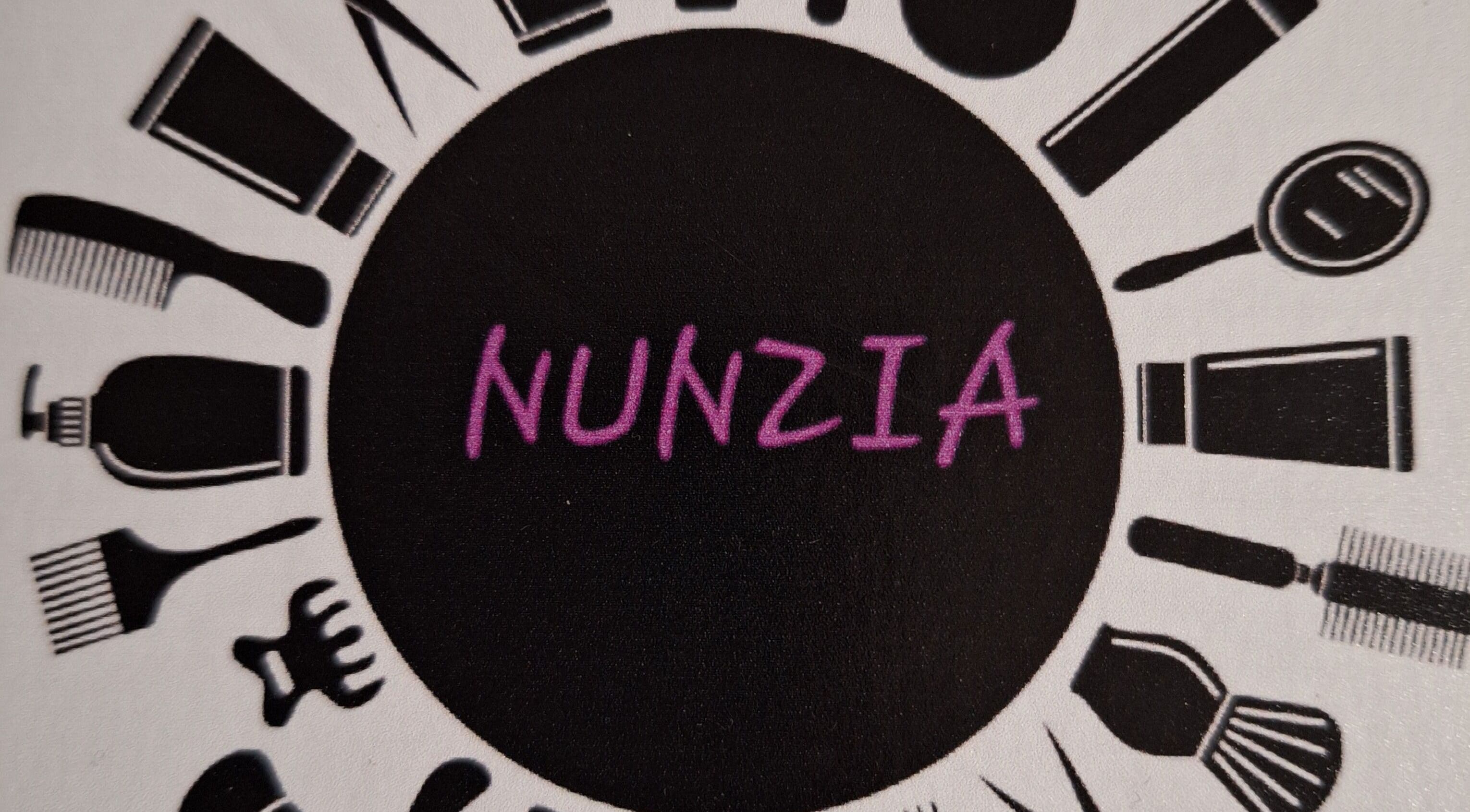 Logo di strumenti di bellezza presso Nunzia Amoruso IT, simbolo di eccellenza estetica.