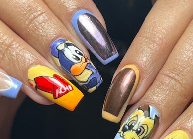 Colorido diseño de uñas en Miradas en Ti Segundo Piso, Bogotá, D.C., CO, con personajes animados detallados.