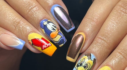 Colorido diseño de uñas en Miradas en Ti Segundo Piso, Bogotá, D.C., CO, con personajes animados detallados.