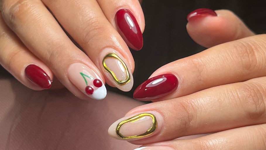 Manicura decorativa en Miradas en ti, Bogotá, Bogotá, CO, mostrando uñas con dibujos de cerezas.