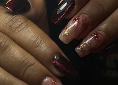 Uñas decoradas con esmalte oscuro y detalles dorados en Miradas en ti, Bogotá, Bogotá, CO.