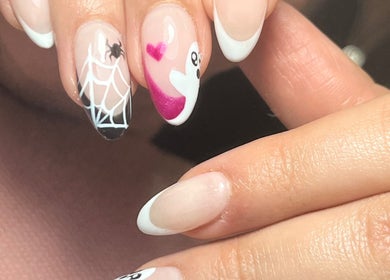 Manicura artística con diseño de Halloween en Miradas en ti, Bogotá, Bogotá, CO.