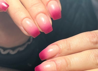 Uñas con diseño degradado en Miradas en ti, Bogotá, Bogotá, CO, reflejando elegancia y estilo.