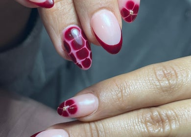 Diseño de uñas elegante en Miradas en ti, Bogotá, Bogotá, CO. Detalle en tonos rojo y rosa.