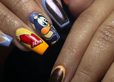 Arte de uñas colorido y creativo en Miradas en ti, Bogotá, Bogotá, CO.