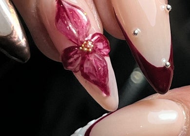 Diseño de uñas con flor en Miradas en ti Primer piso, Bogotá, Bogotá, CO. Arte detallado y elegante.