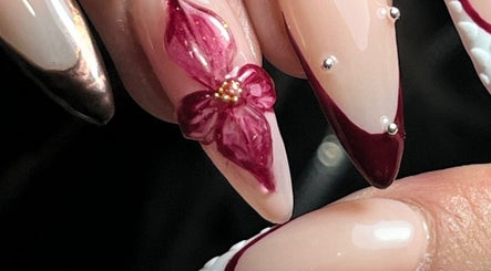 Diseño de uñas con flor en Miradas en ti Primer piso, Bogotá, Bogotá, CO. Arte detallado y elegante.