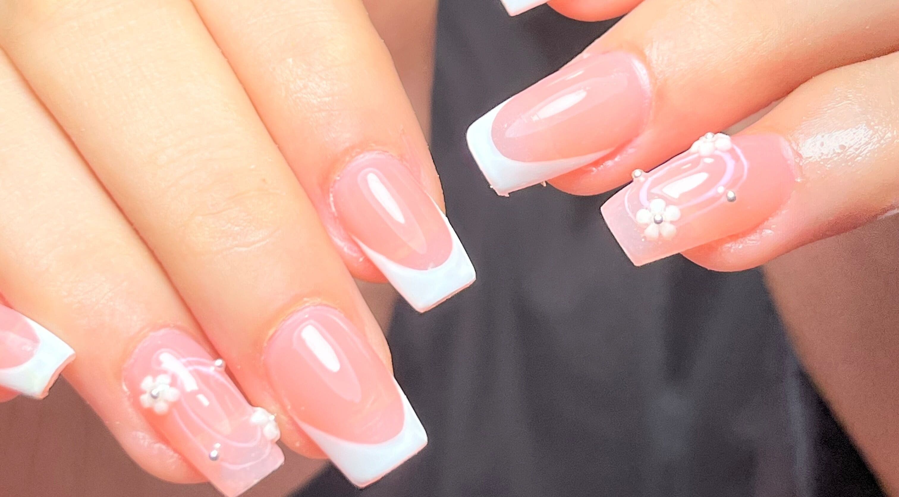 Diseño de uñas francesas y decorativas en Miradas en ti Segundo piso, Bogotá, D.c., Bogotá, D.c., CO.