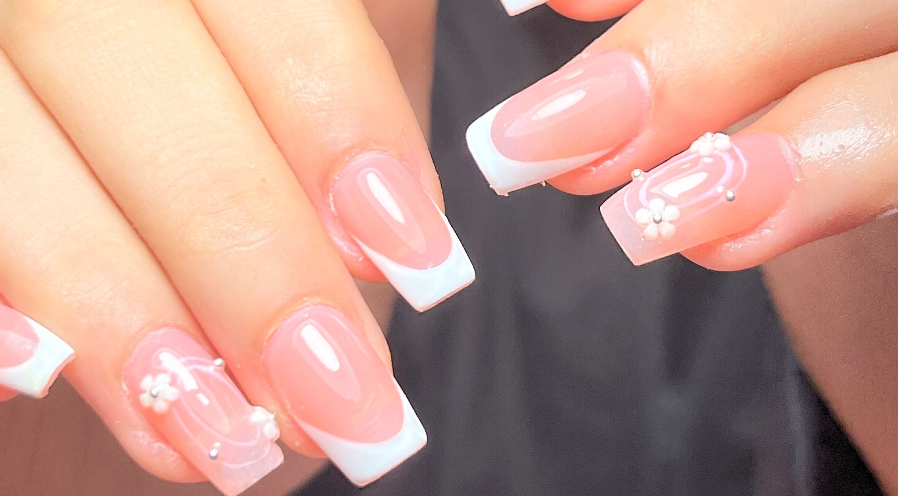 Diseño de uñas francesas y decorativas en Miradas en ti Segundo piso, Bogotá, D.c., Bogotá, D.c., CO.