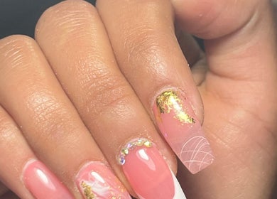 Uñas decoradas con brillo dorado en Miradas en ti Segundo piso, Bogotá, D.c., Bogotá, D.c., CO.