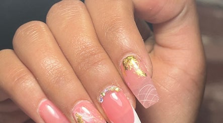 Uñas decoradas con brillo dorado en Miradas en ti Segundo piso, Bogotá, D.c., Bogotá, D.c., CO.