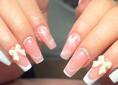 Manicura con diseño de lazo en Miradas en ti Segundo piso, Bogotá, D.c., Bogotá, D.c., CO.