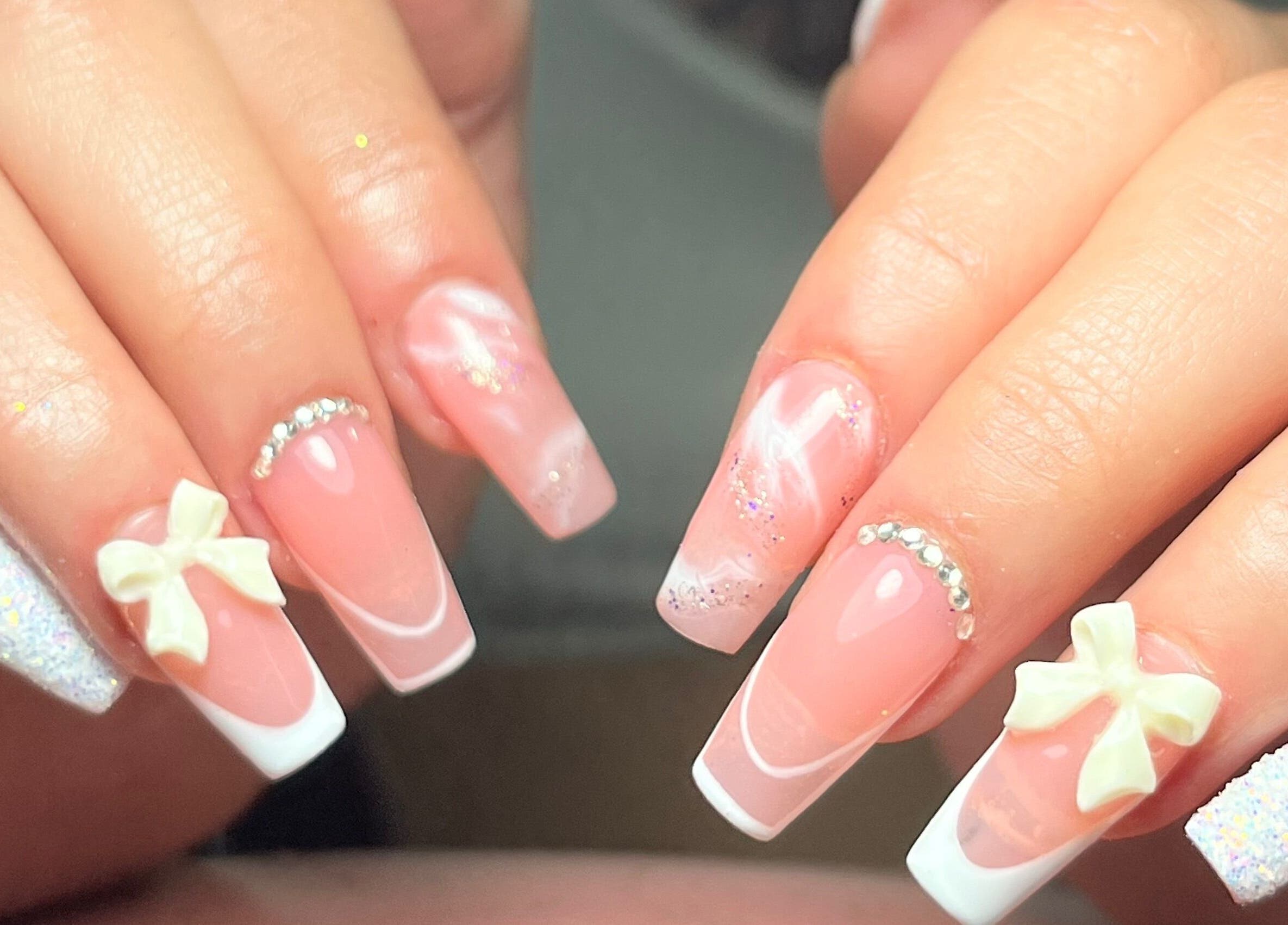 Manicura con diseño de lazo en Miradas en ti Segundo piso, Bogotá, D.c., Bogotá, D.c., CO.