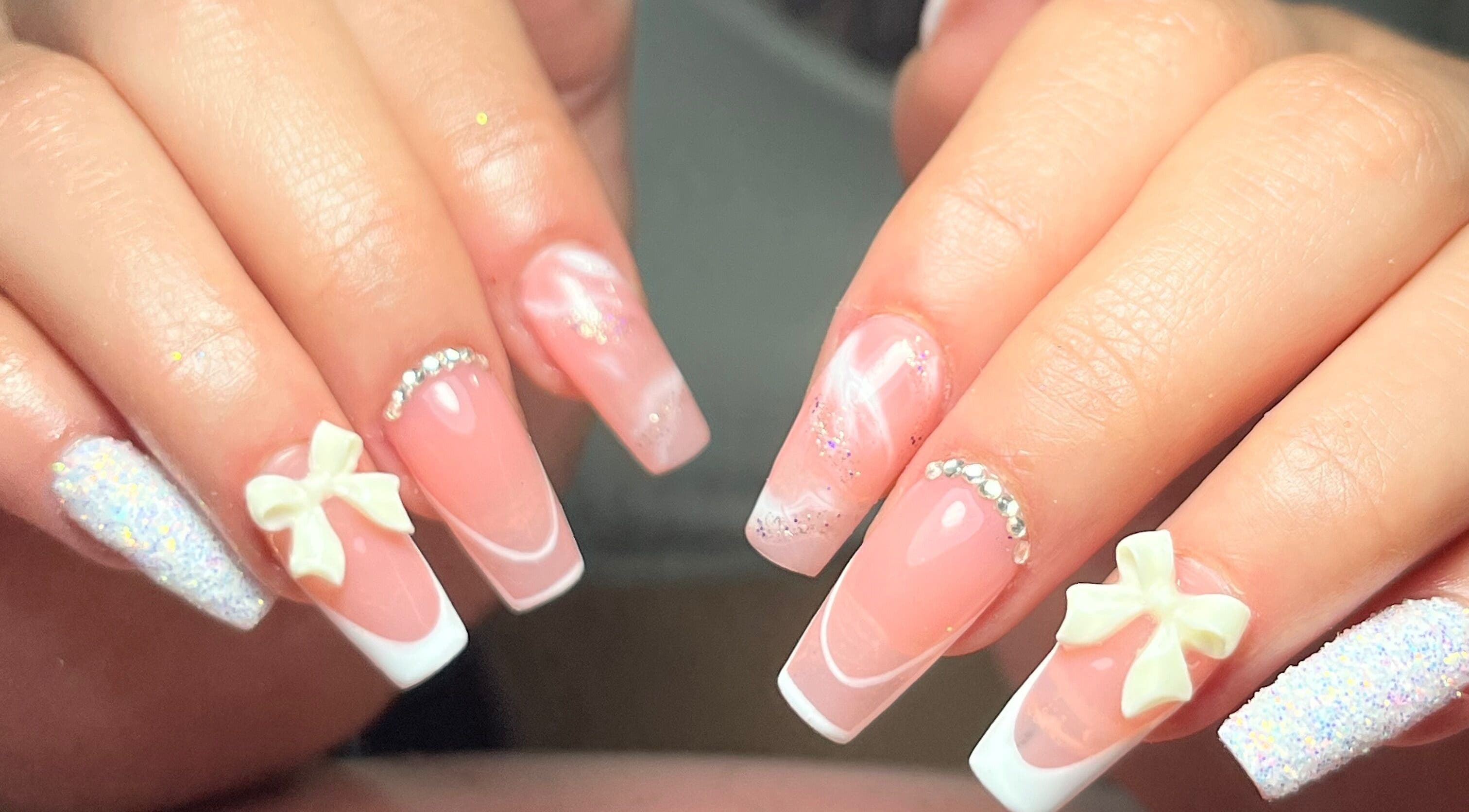 Manicura con diseño de lazo en Miradas en ti Segundo piso, Bogotá, D.c., Bogotá, D.c., CO.