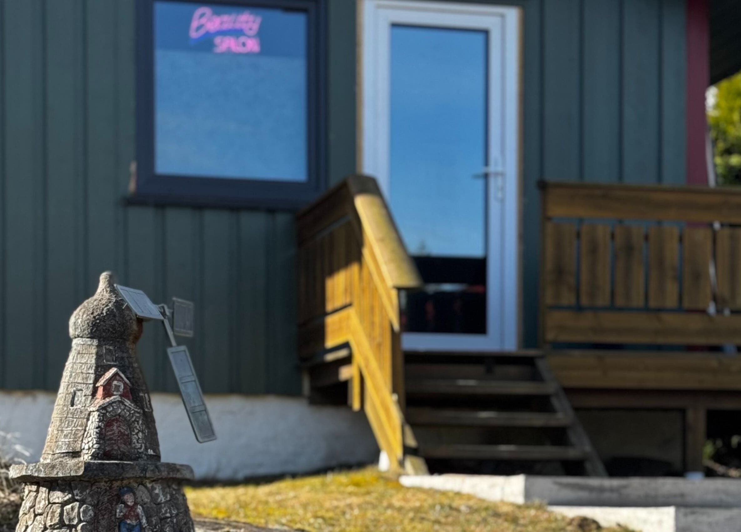 Inngang til Beauty By Simanaviciene i Hobøl, Østfold, NO med sjarmfull trebalkong.