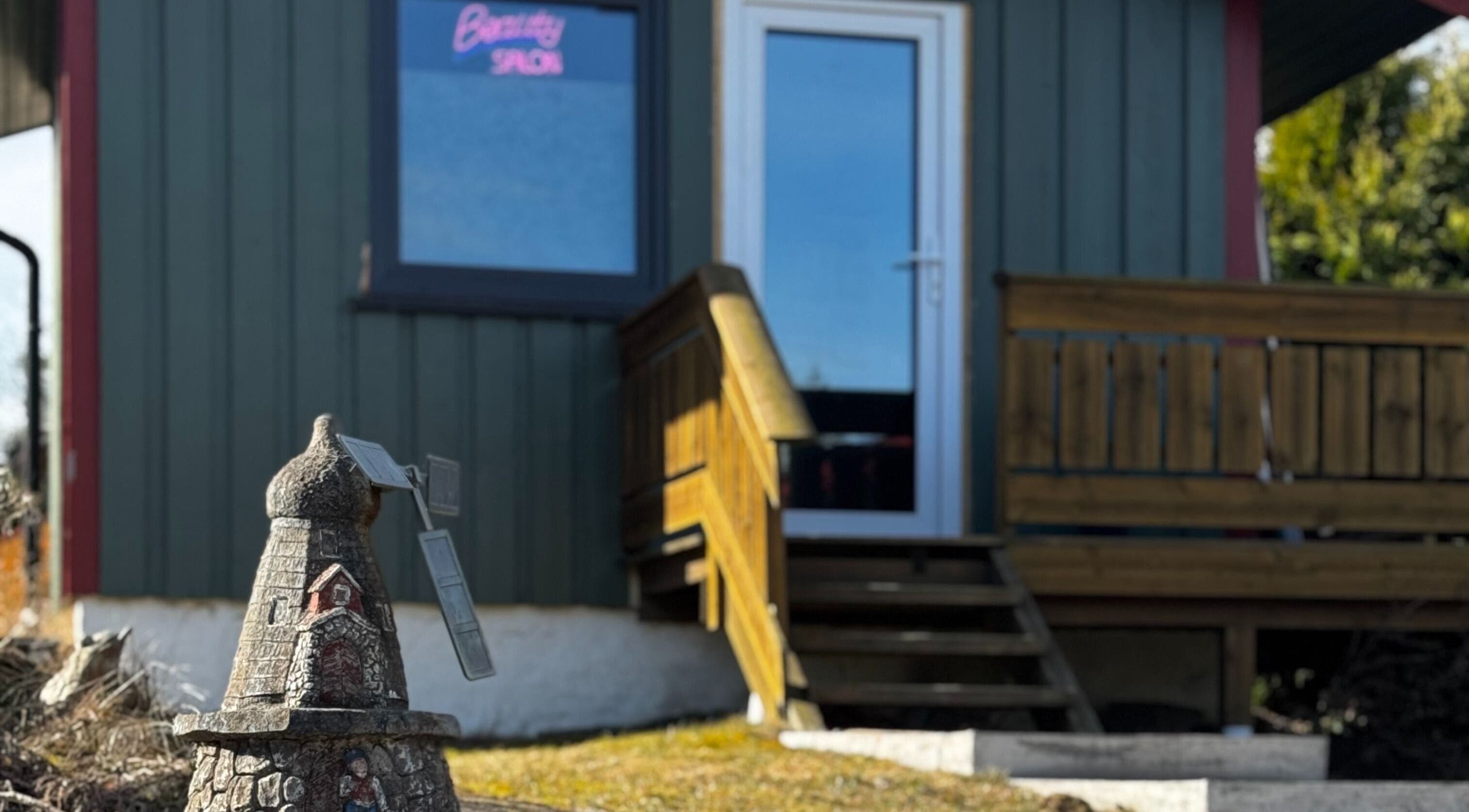 Inngang til Beauty By Simanaviciene i Hobøl, Østfold, NO med sjarmfull trebalkong.