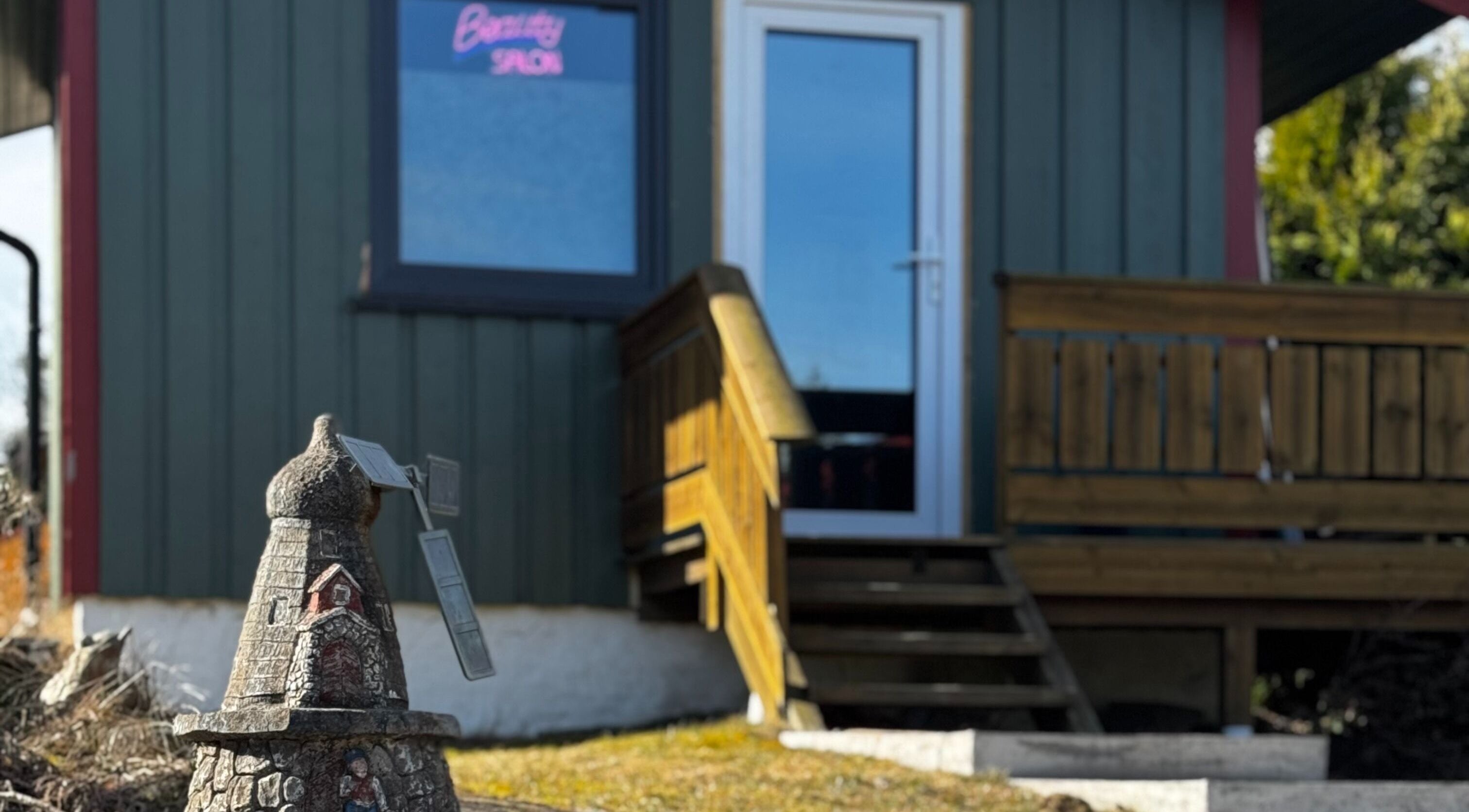 Inngang til Beauty By Simanaviciene i Hobøl, Østfold, NO med sjarmfull trebalkong.