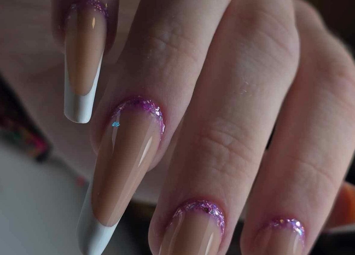 Elegant fransk manikyr med glitter hos Beauty By Simanaviciene, Hobøl, Østfold, NO.