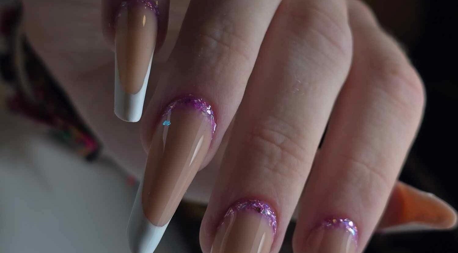 Elegant fransk manikyr med glitter hos Beauty By Simanaviciene, Hobøl, Østfold, NO.