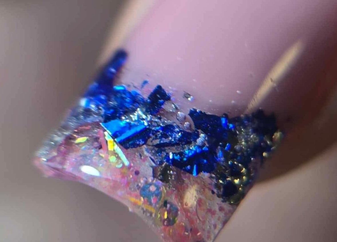 Nagler med blå glitterdesign hos Beauty By Simanaviciene, Hobøl, Østfold, NO.