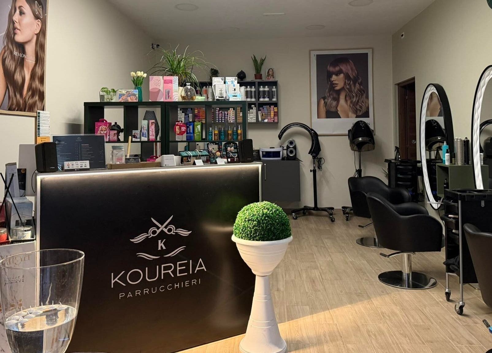 Interno elegante di KOUREIA PARRUCCHIERI DI GRAMONE ANNA MARIA a San Nicandro Garganico, Puglia, IT.