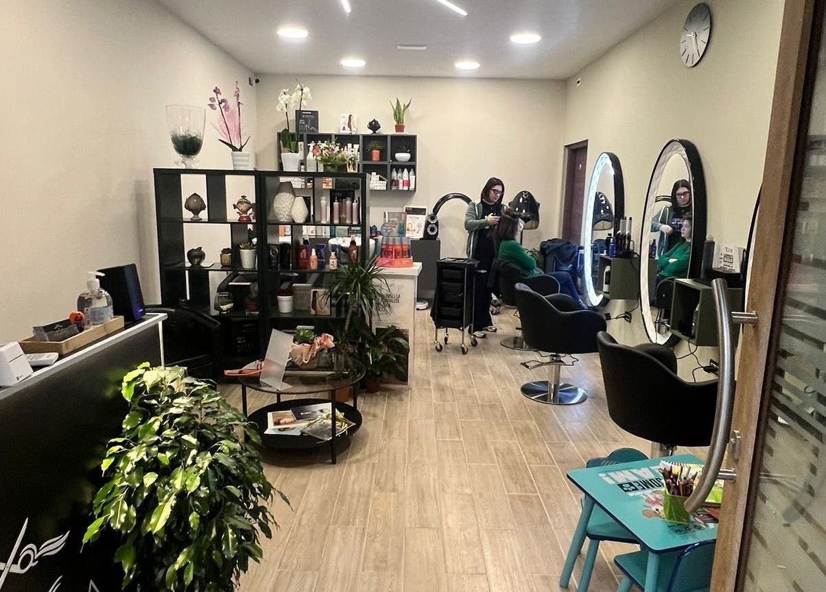 Salone moderno di KOUREIA PARRUCCHIERI DI GRAMONE ANNA MARIA a San Nicandro Garganico, Puglia, IT.