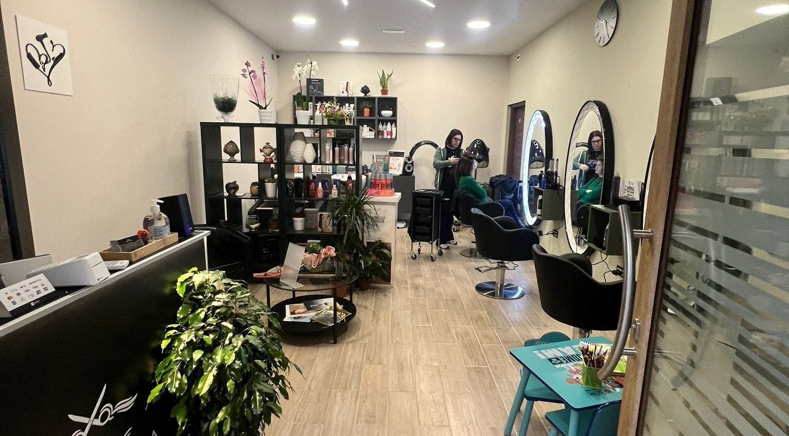 Salone moderno di KOUREIA PARRUCCHIERI DI GRAMONE ANNA MARIA a San Nicandro Garganico, Puglia, IT.