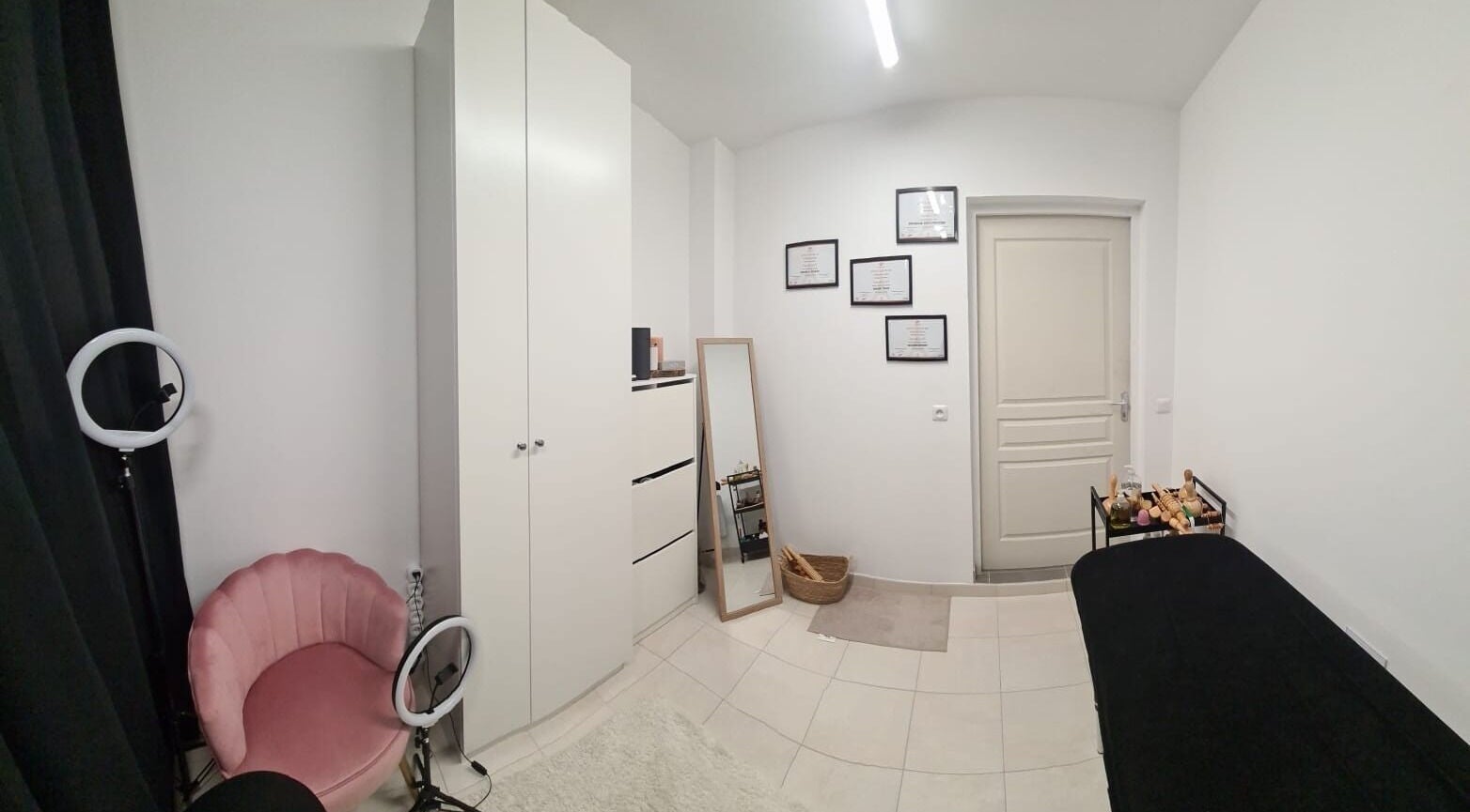 Salle de soins moderne à Maderolympe, Pringy, Île-de-france, FR avec fauteuil rose et miroir.