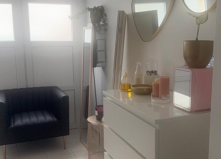 Espace détente lumineux du Maderolympe, Pringy, Île-de-France, FR avec fauteuil et accessoires de beauté.