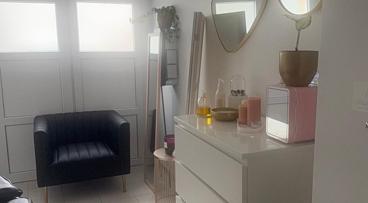 Espace détente lumineux du Maderolympe, Pringy, Île-de-France, FR avec fauteuil et accessoires de beauté.