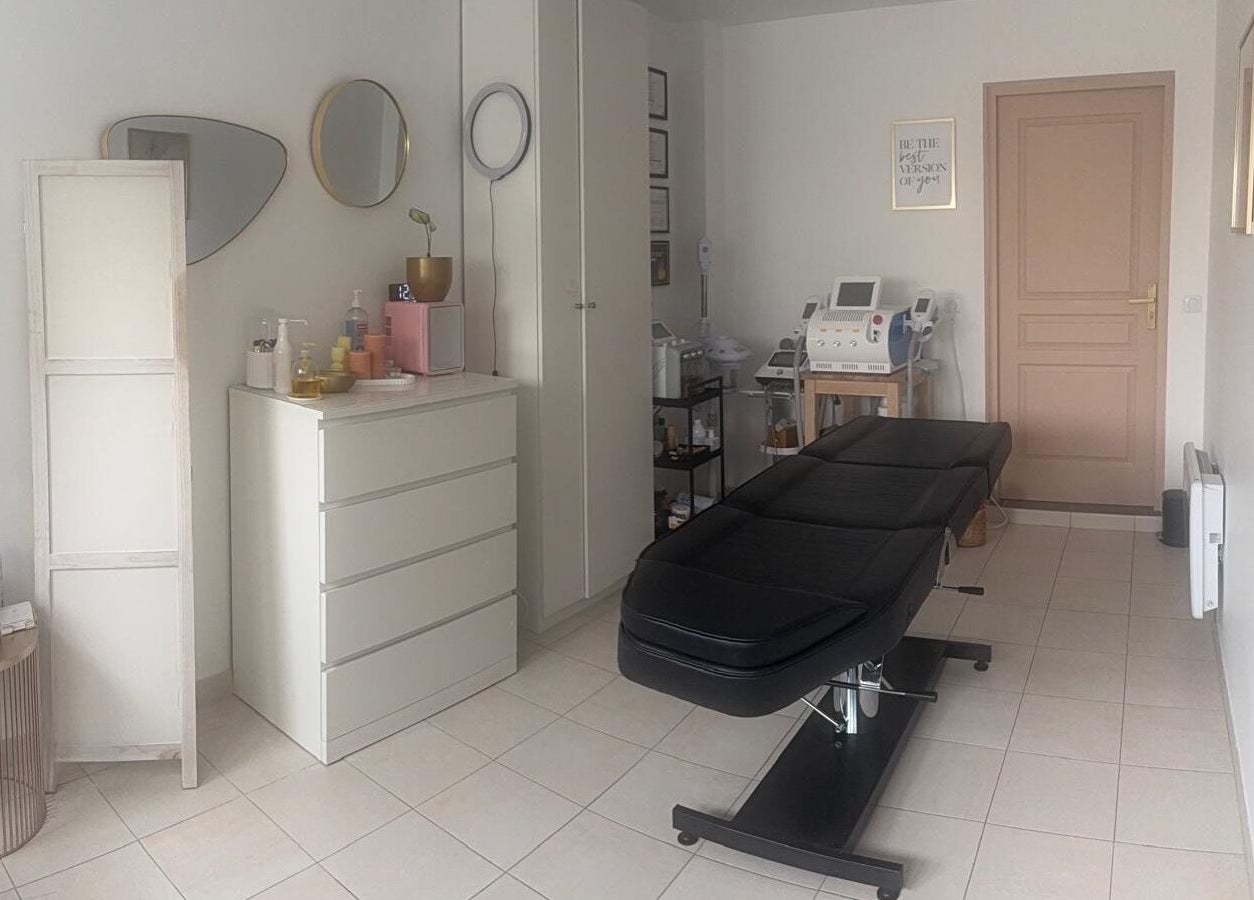 Salle de soins moderne chez Maderolympe, Pringy, Île-de-France, FR avec table de massage et équipements esthétiques.