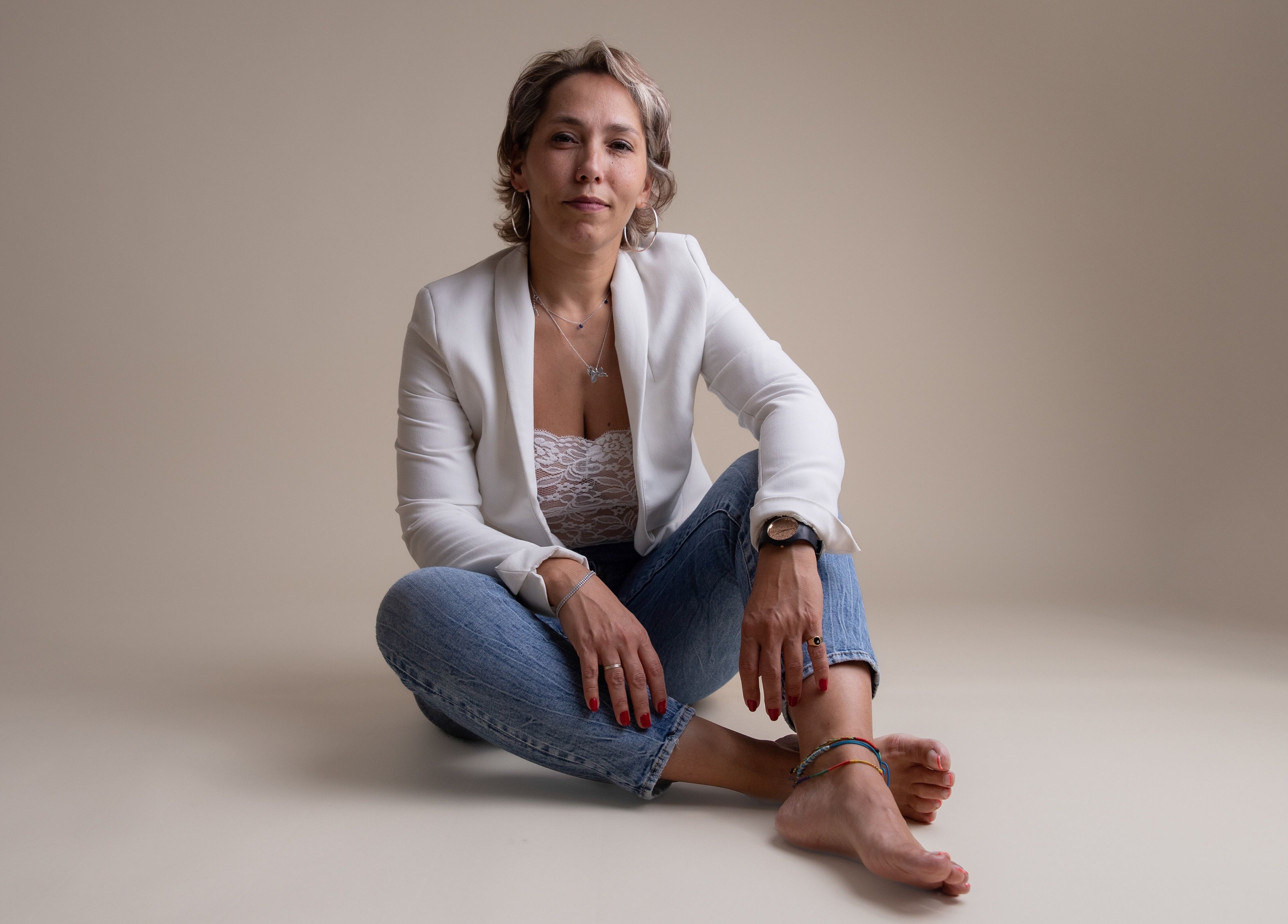 Femme relaxée à Un instant détente, Limeil-Brévannes, Île-de-France, FR, en tenue moderne et confortable.