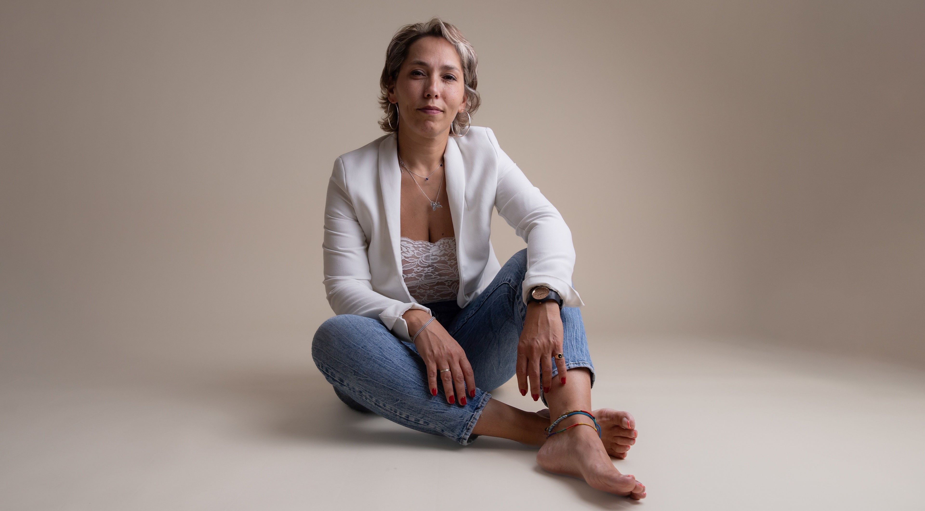 Femme relaxée à Un instant détente, Limeil-Brévannes, Île-de-France, FR, en tenue moderne et confortable.