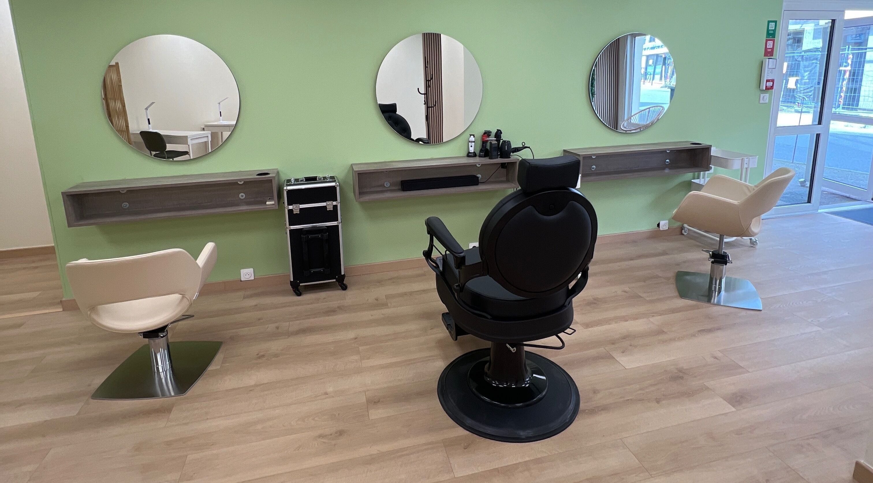 Intérieur moderne de Kils The Barber à L’Etrat, Auvergne-rhône-alpes avec sièges et miroirs.