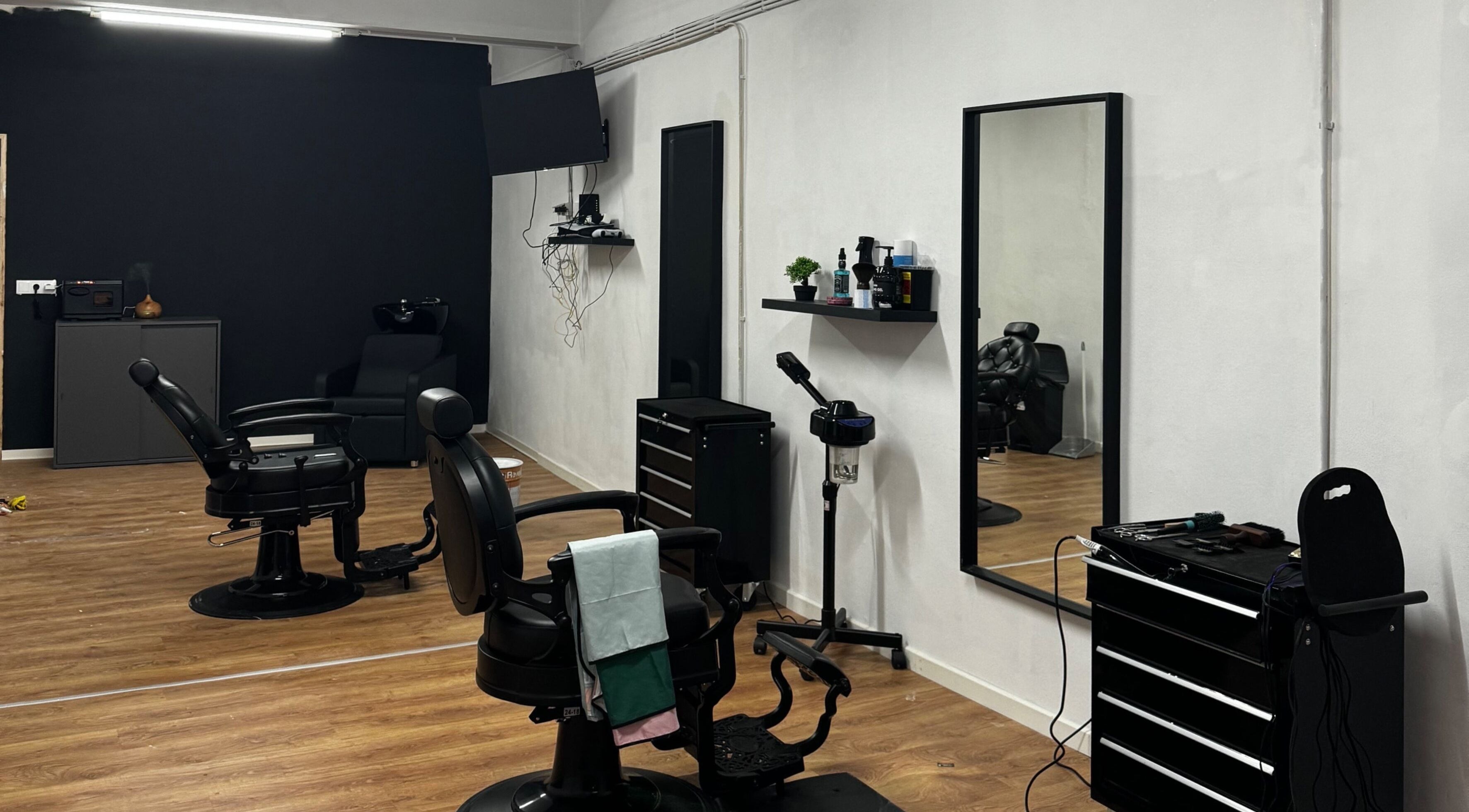 Chic interior of Anderson Barber, Braga, Braga, PT with stylish chairs and mirrors.