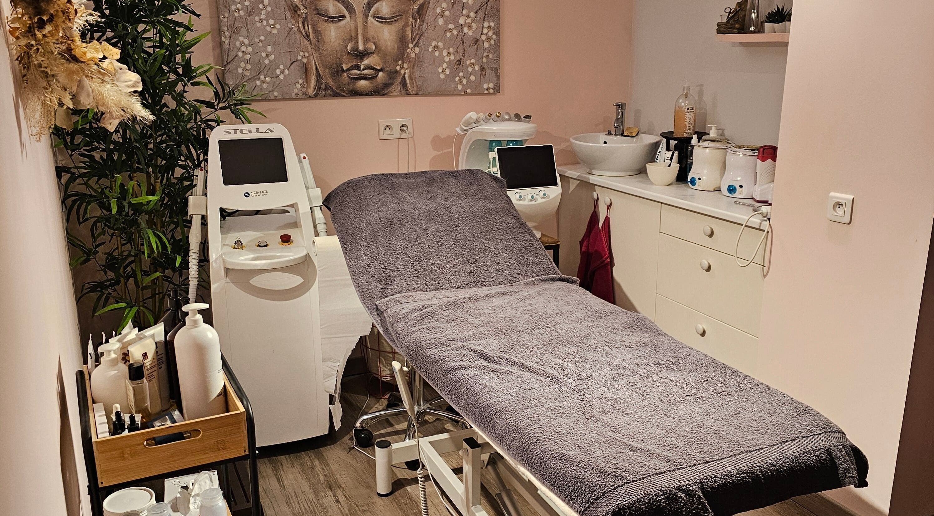 Salle de soin moderne à Sylvia beauté, La Fare-les-Oliviers, Provence-Alpes-Côte d'Azur, FR. Confort et technologie.