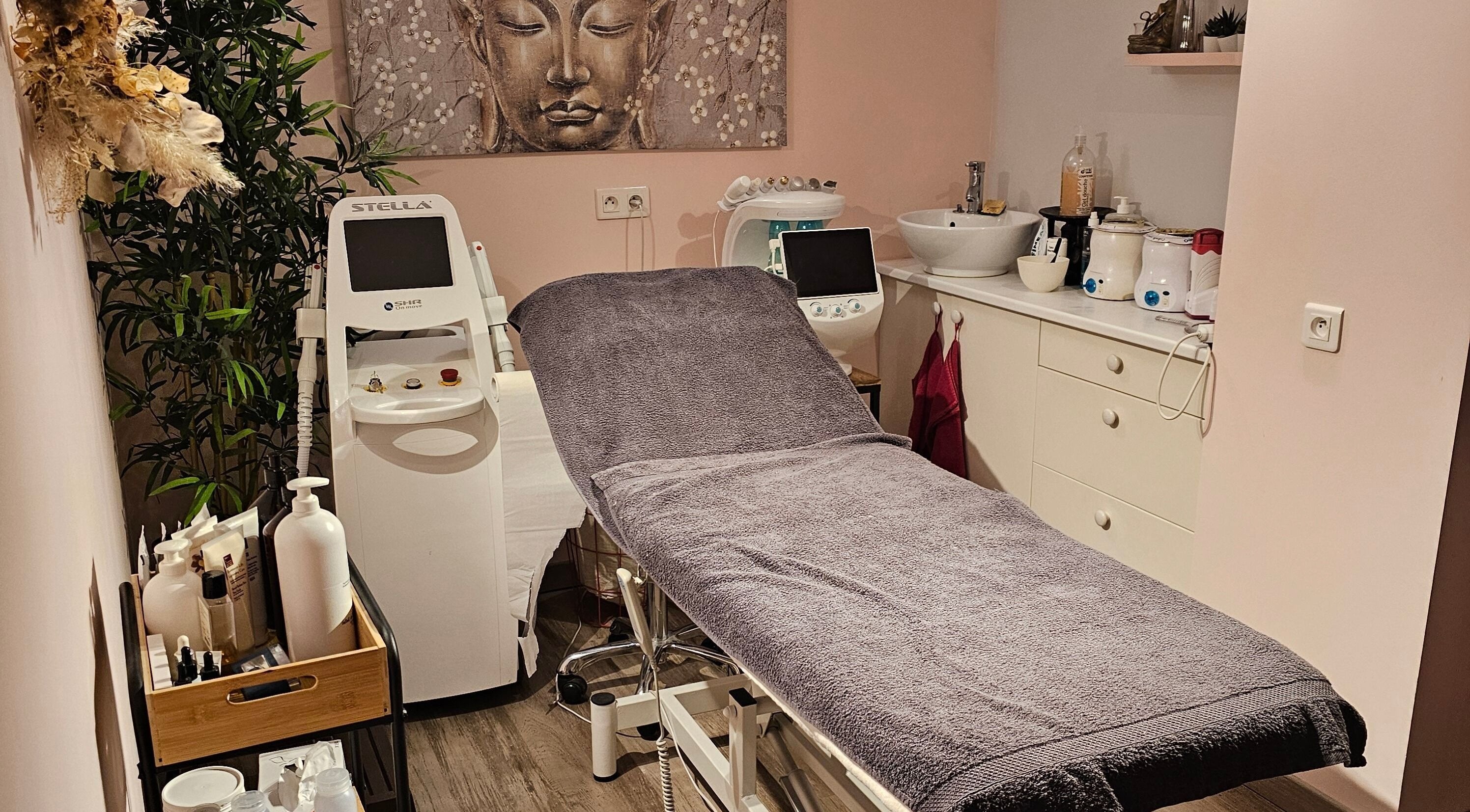 Salle de soin moderne à Sylvia beauté, La Fare-les-Oliviers, Provence-Alpes-Côte d'Azur, FR. Confort et technologie.