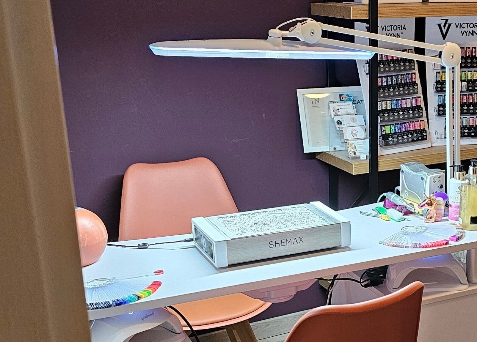 Espace de manucure à Sylvia beauté, La Fare-les-Oliviers, Provence-alpes-côte D'azur, FR avec produits de soin.