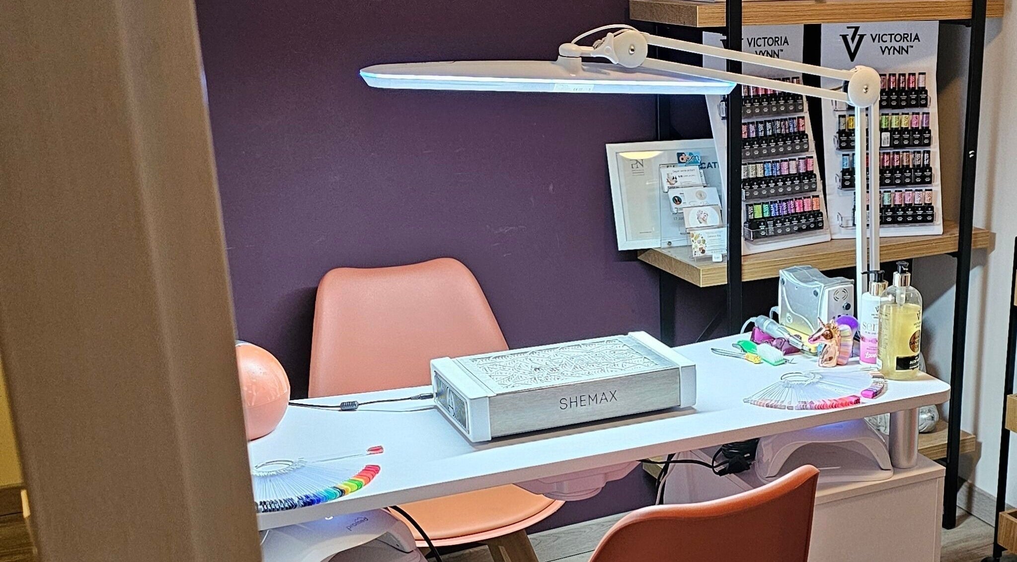 Espace de manucure à Sylvia beauté, La Fare-les-Oliviers, Provence-alpes-côte D'azur, FR avec produits de soin.