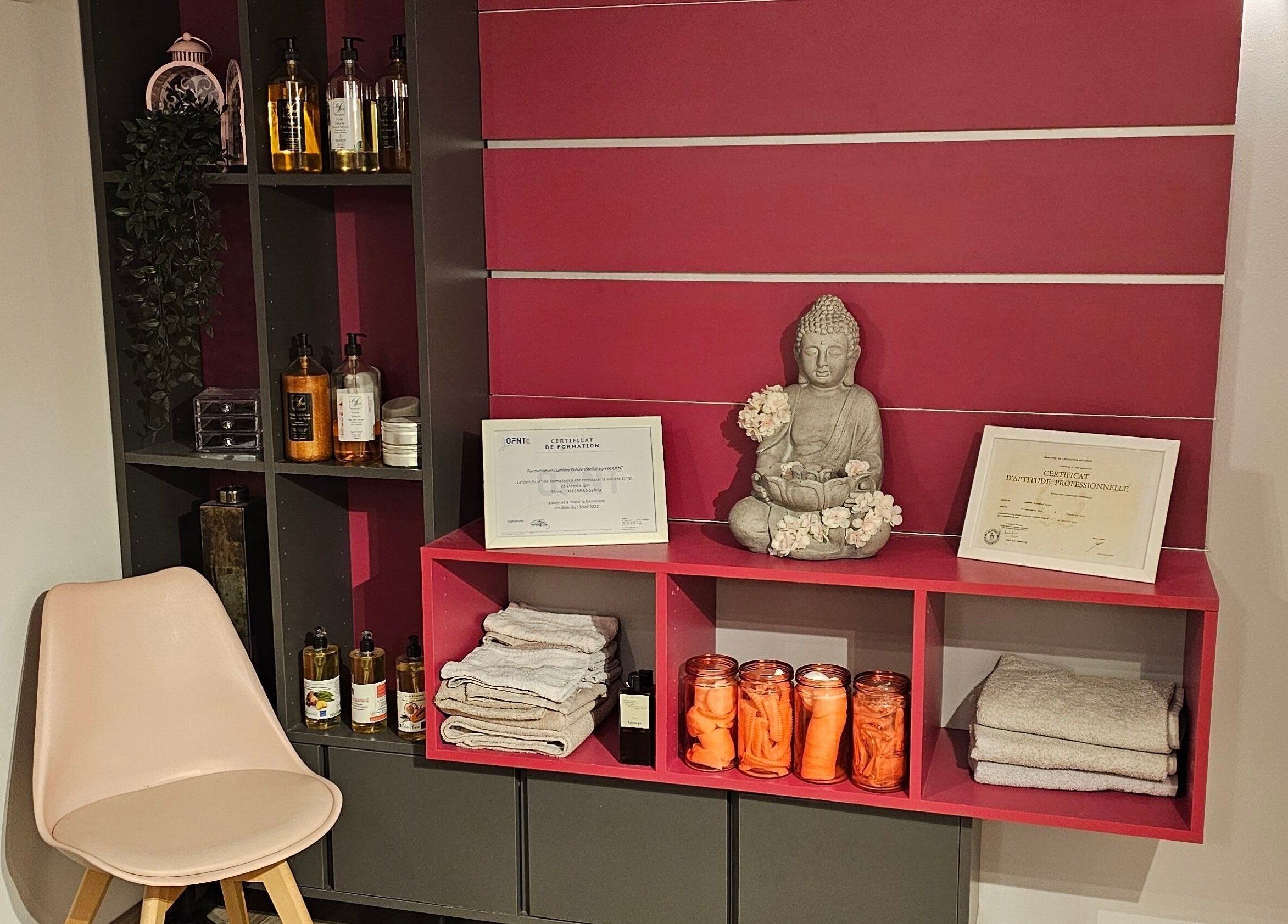 Coin zen avec statue Bouddha chez Sylvia beauté, La Fare-les-Oliviers, Provence-Alpes-Côte d'Azur, FR.