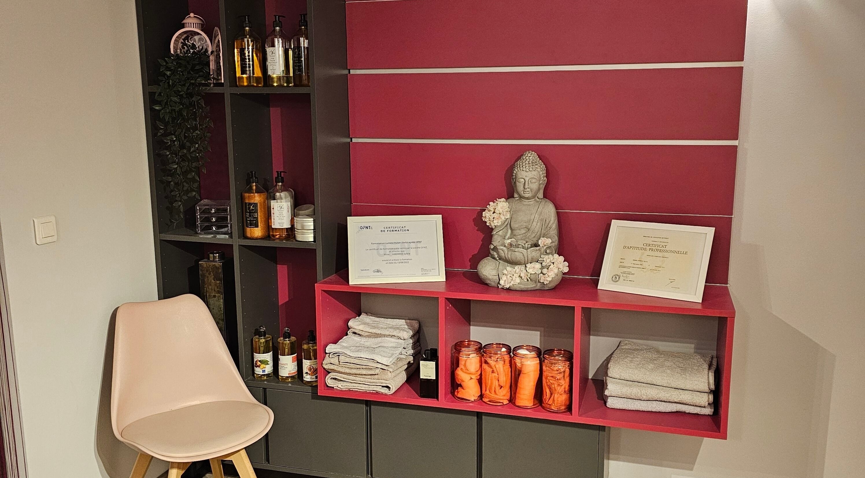 Coin zen avec statue Bouddha chez Sylvia beauté, La Fare-les-Oliviers, Provence-Alpes-Côte d'Azur, FR.