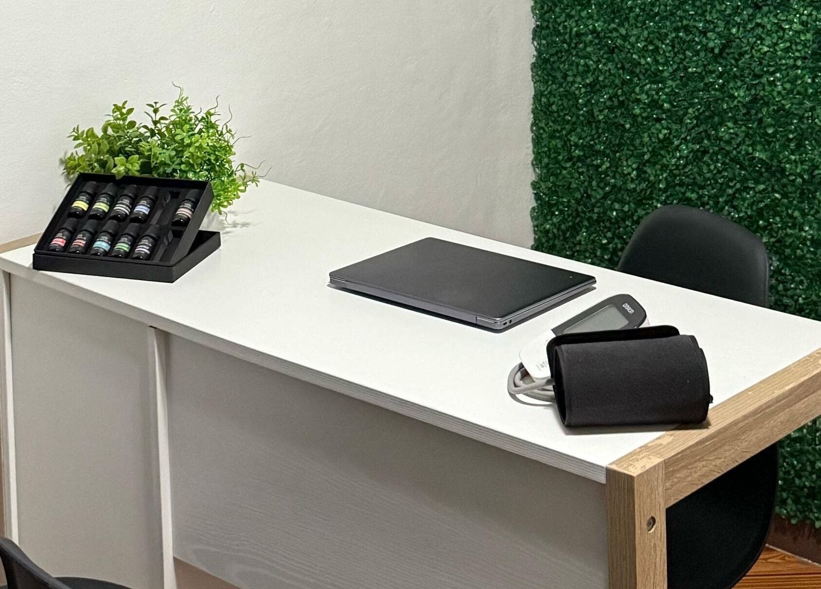 Mesa moderna con aceites esenciales en Kalize, Oaxaca De Juárez, Oaxaca, MX.