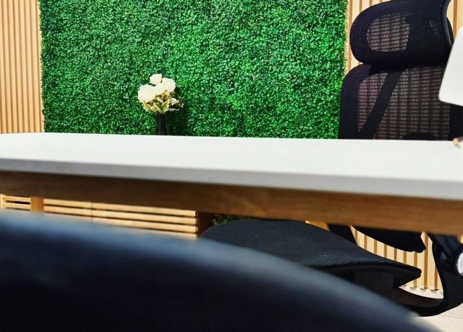 Espacio elegante en Kalize, Oaxaca De Juárez, Oaxaca, MX con pared vegetal y silla moderna.