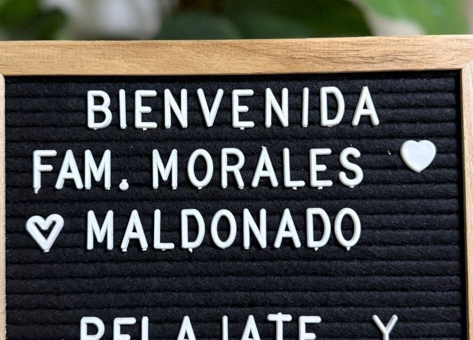 Cartel de bienvenida en Kalize, Oaxaca De Juárez, Oaxaca, MX, con mensaje para visitantes.