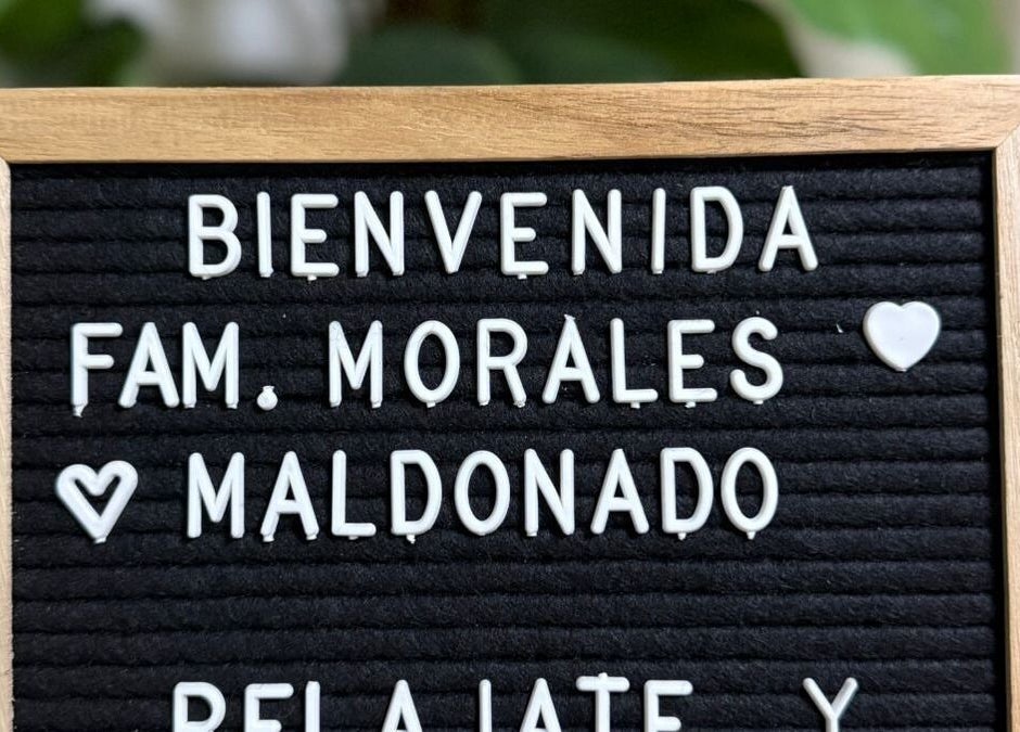 Cartel de bienvenida en Kalize, Oaxaca De Juárez, Oaxaca, MX, con mensaje para visitantes.