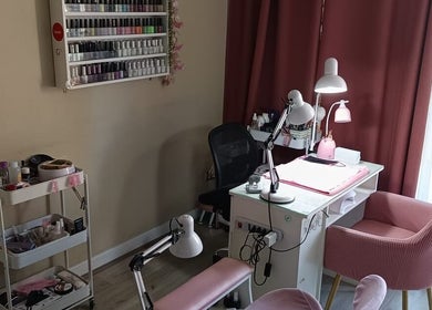 Espacio de manicura en Egland_beauty_nails, Estación Central, Región Metropolitana, CL con sillas rosas y lámparas.
