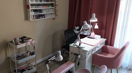 Espacio de manicura en Egland_beauty_nails, Estación Central, Región Metropolitana, CL con sillas rosas y lámparas.